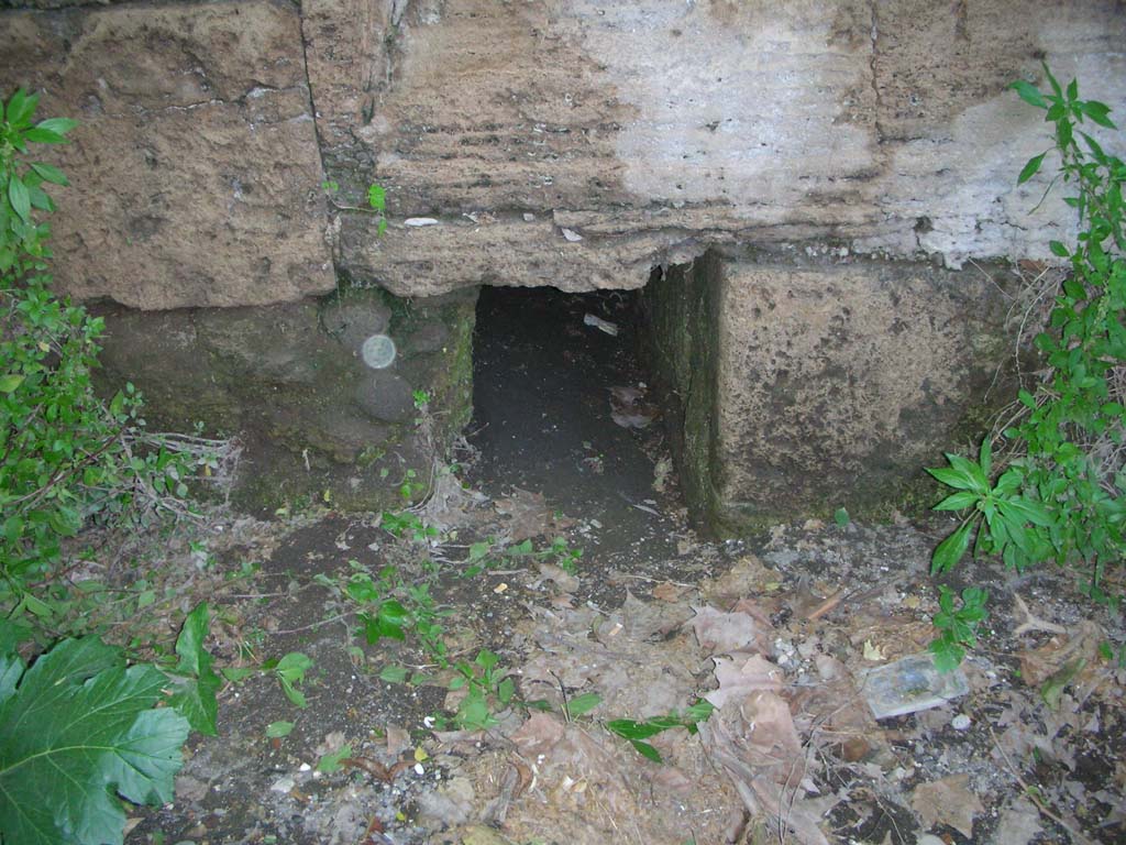 Porta Stabia, Pompeii. May 2010. South side of City Walls, on west side of Gate. Photo courtesy of Ivo van der Graaff.

