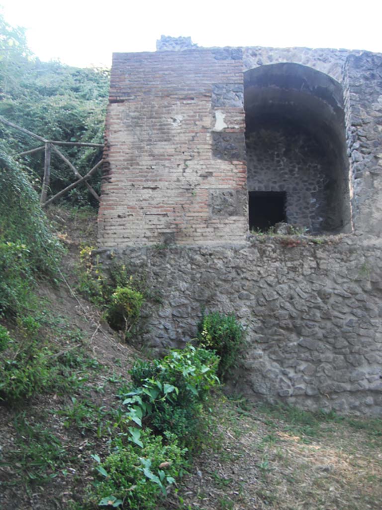 Tower II Pompeii, on south side of City. May 2011. 
Looking north to west side of base of Tower on south side. Photo courtesy of Ivo van der Graaff.
