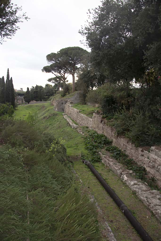 Walls near Amphitheatre entrance, Pompeii. October 2017. 
Looking west towards Tower III and city walls.
Foto Annette Haug, ERC Grant 681269 DÉCOR


