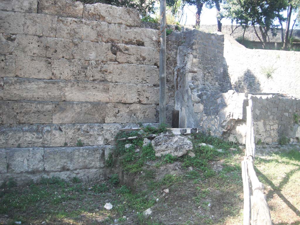 City walls on south side of Pompeii, with Tower IV on right. June 2012. City wall on west side of Tower IV. Photo courtesy of Ivo van der Graaff.