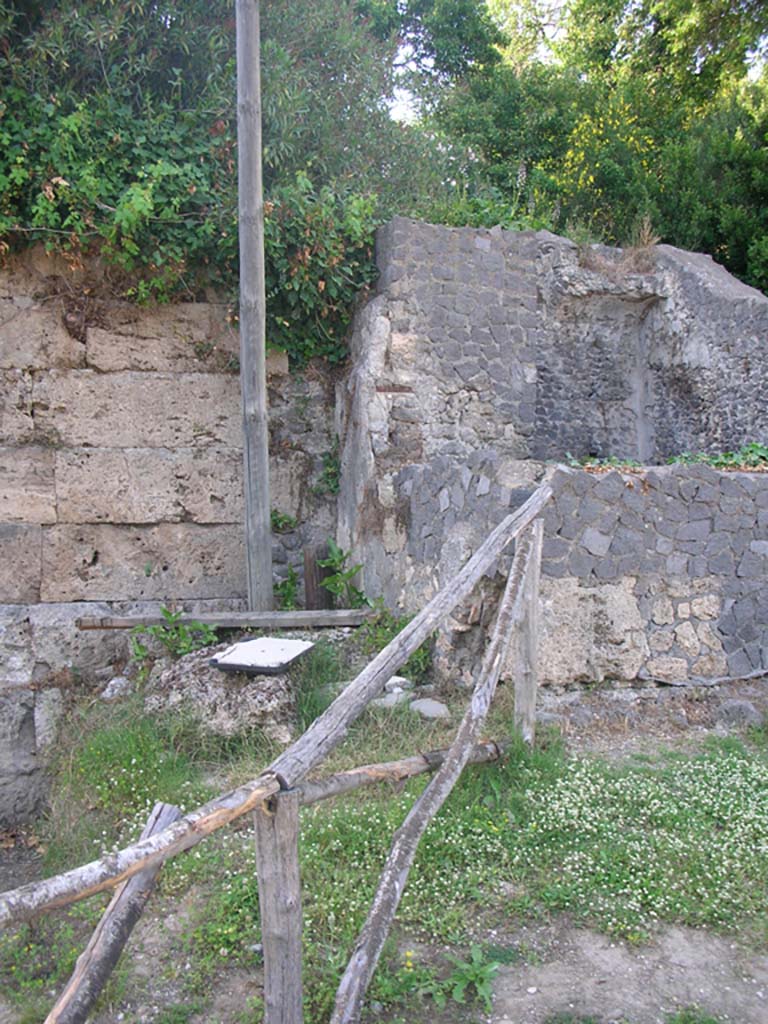 Walls on south side of City, Pompeii. May 2010. 
Detail of City Walls on west side of Tower IV. Photo courtesy of Ivo van der Graaff.
