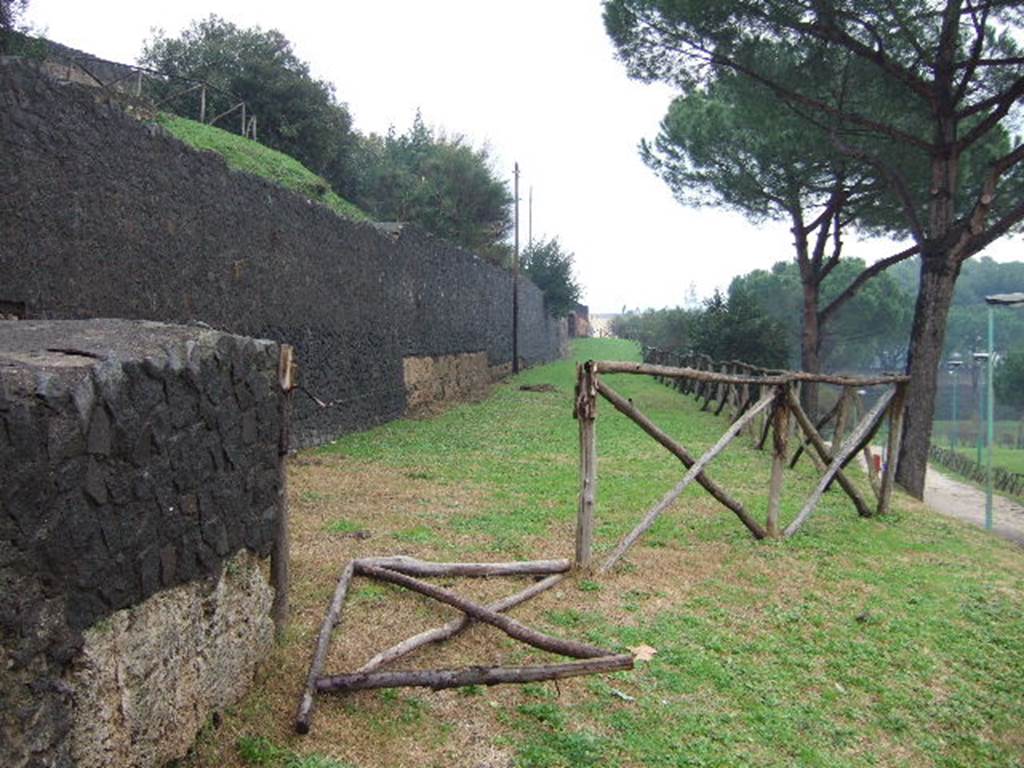 Walls on south side of City, Pompeii. December 2005. Looking east along City Walls from Tower IV with Amphitheatre, above. 