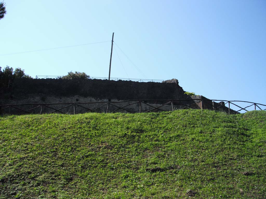 City Walls on south side in south-east corner, Pompeii. June 2012. 
Looking north towards Tower V, on right. Photo courtesy of Ivo van der Graaff.
See Van der Graaff, I. (2018). The Fortifications of Pompeii and Ancient Italy. Routledge, (p.71-81 – The Towers).
