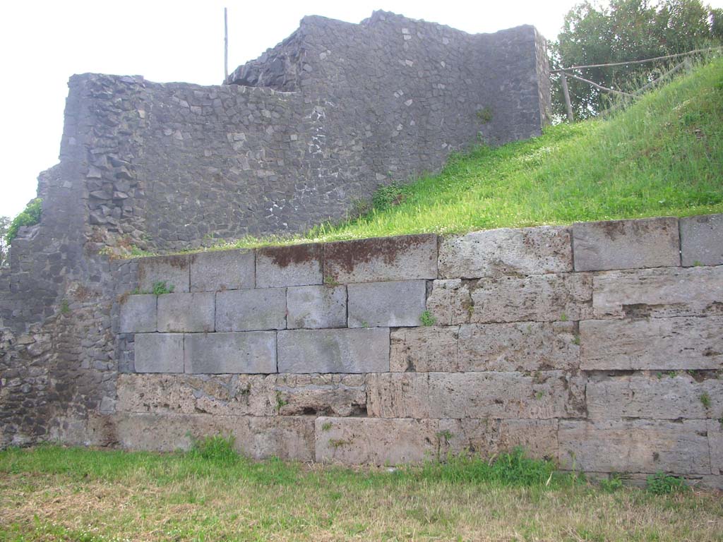 City Walls on east side of Pompeii. May 2010. Looking towards Tower V and City Walls. Photo courtesy of Ivo van der Graaff.