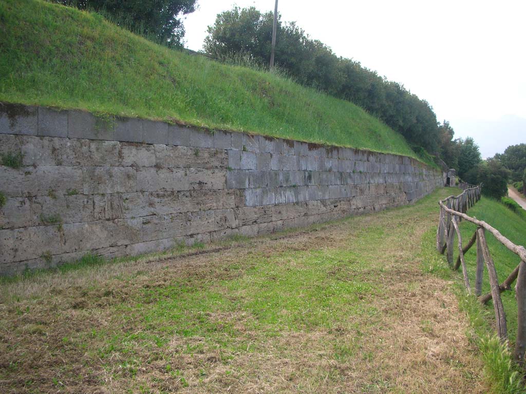 City Walls on east side of Pompeii. May 2010. Looking north towards Tower VI. Photo courtesy of Ivo van der Graaff.