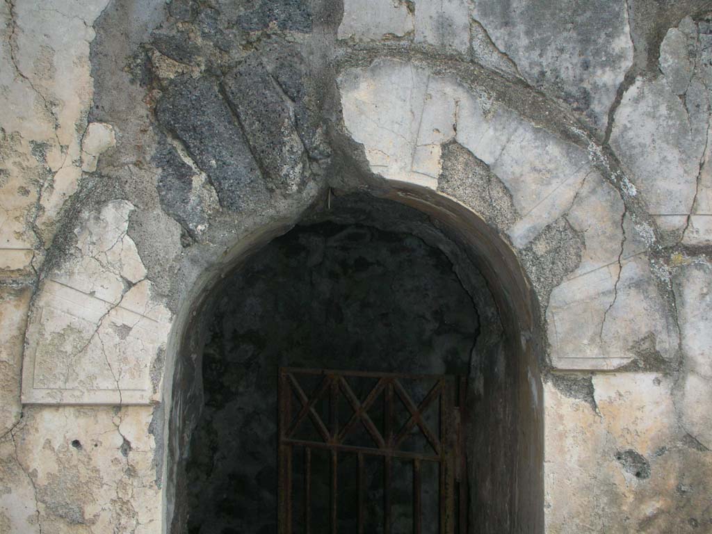 Tower VI, Pompeii. May 2010. Detail of upper doorway. Photo courtesy of Ivo van der Graaff.