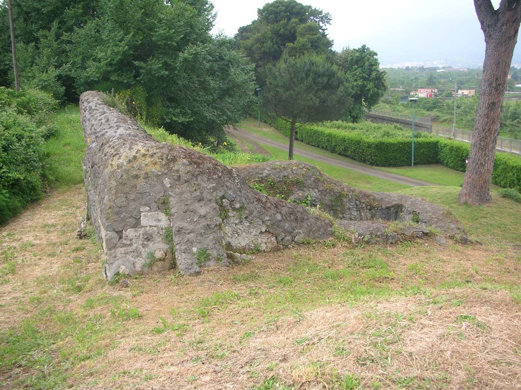 Pompeii city walls between Porta Sarno and the Porta Nola. May 2010. 
Looking west towards upper walls of Tower VII. Photo courtesy of Ivo van der Graaff.


