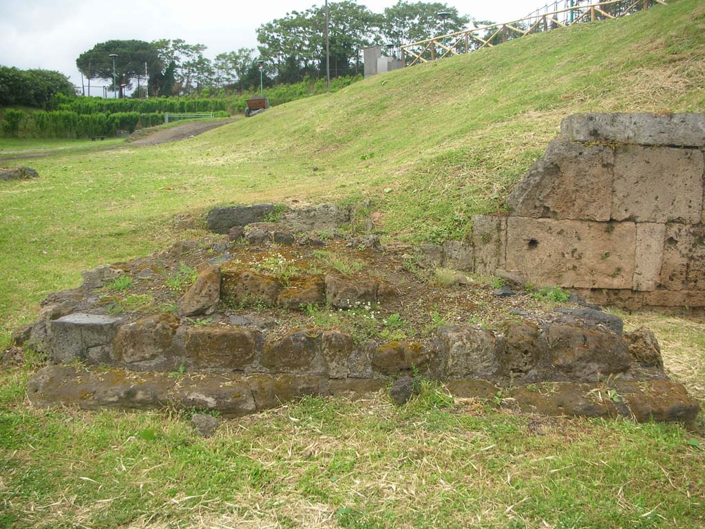 City Walls on north side of Pompeii, east side of Vesuvian Gate, May 2010. Looking north. Photo courtesy of Ivo van der Graaff.