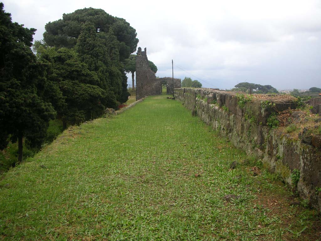 Tower X, Pompeii. May 2010. Looking east from Tower along top of City Wall towards Tower X. Photo courtesy of Ivo van der Graaff.